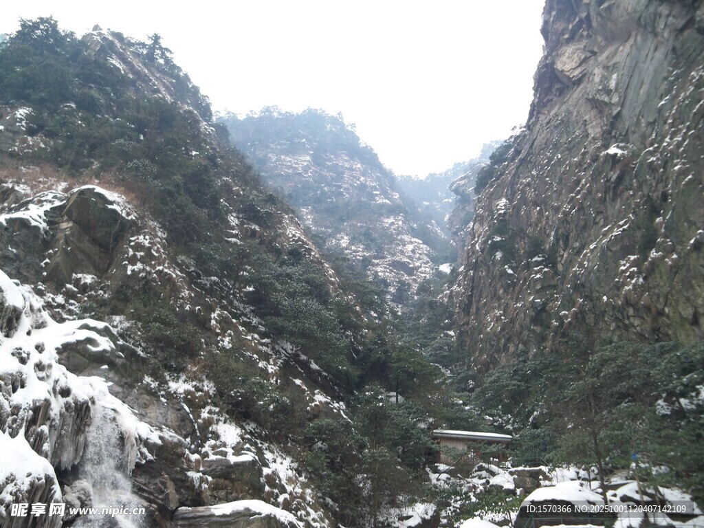 冬日雪山峽谷美景