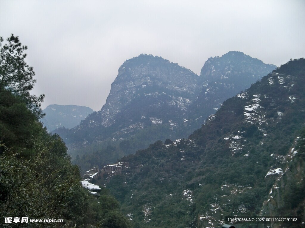 巍峨山巒與蔥郁植被景觀