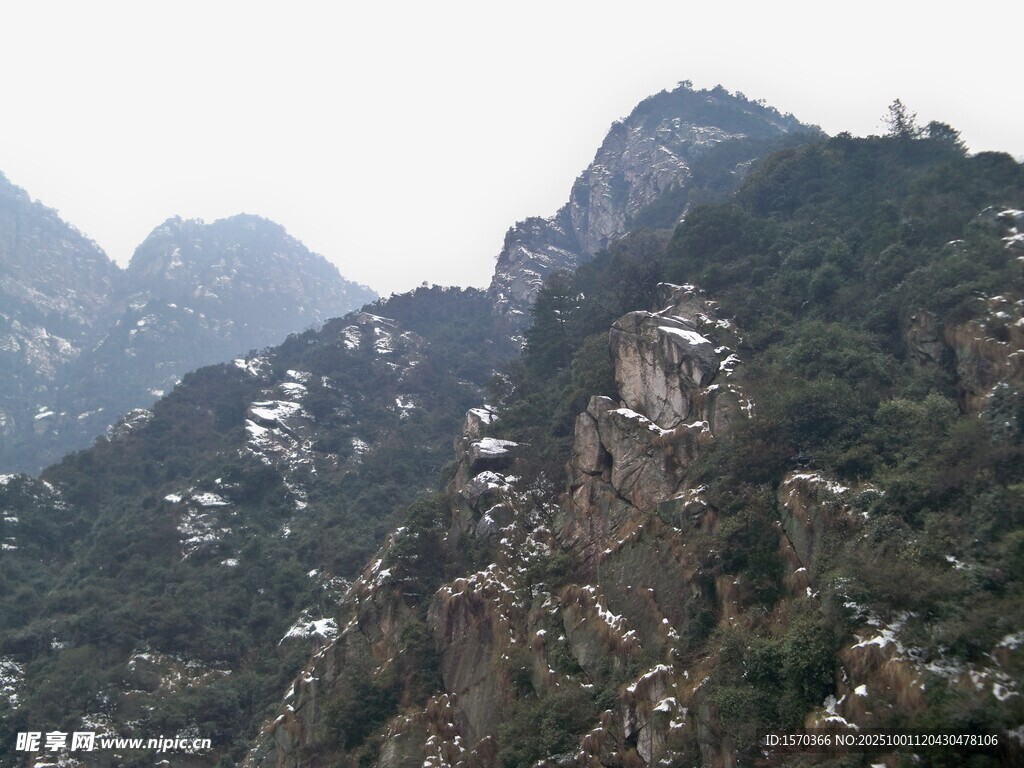 巍峨山巒景色壯麗