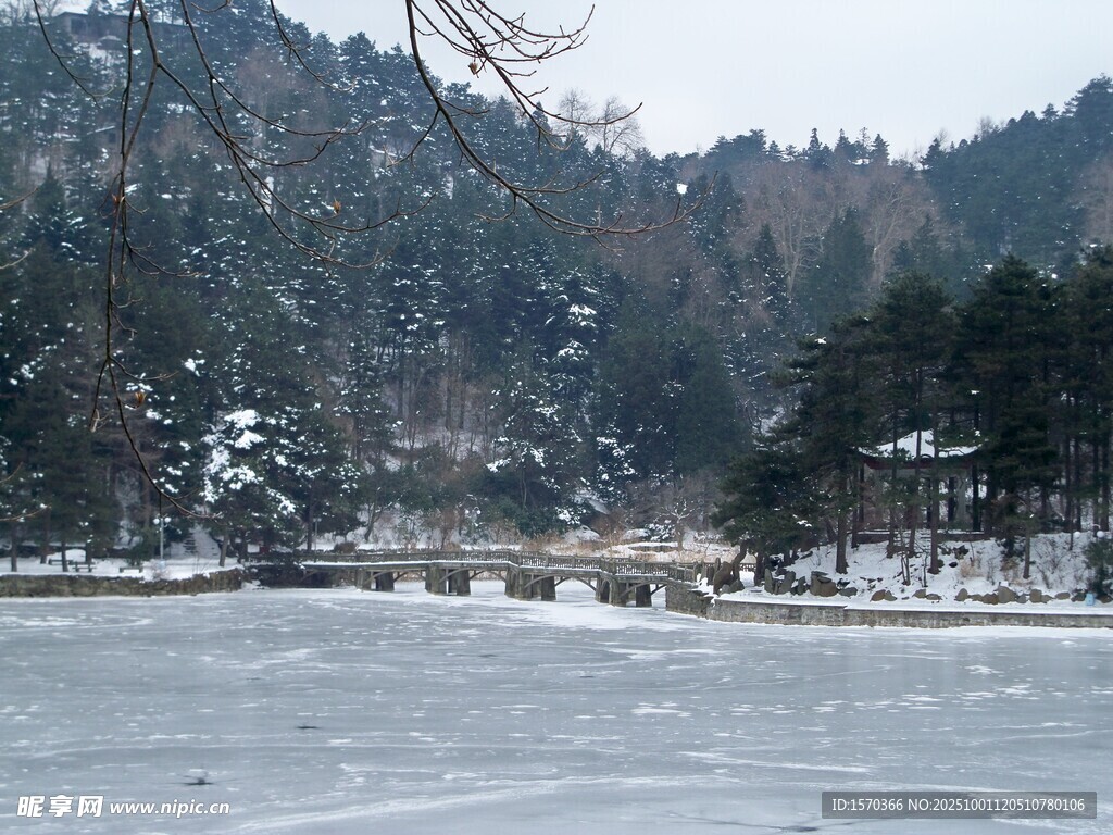 冬日冰封湖面山林景致