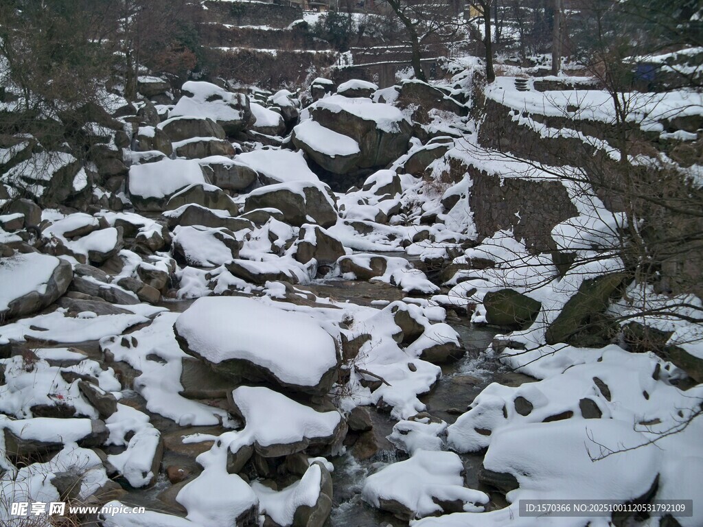 雪覆石灘的冬日自然景致