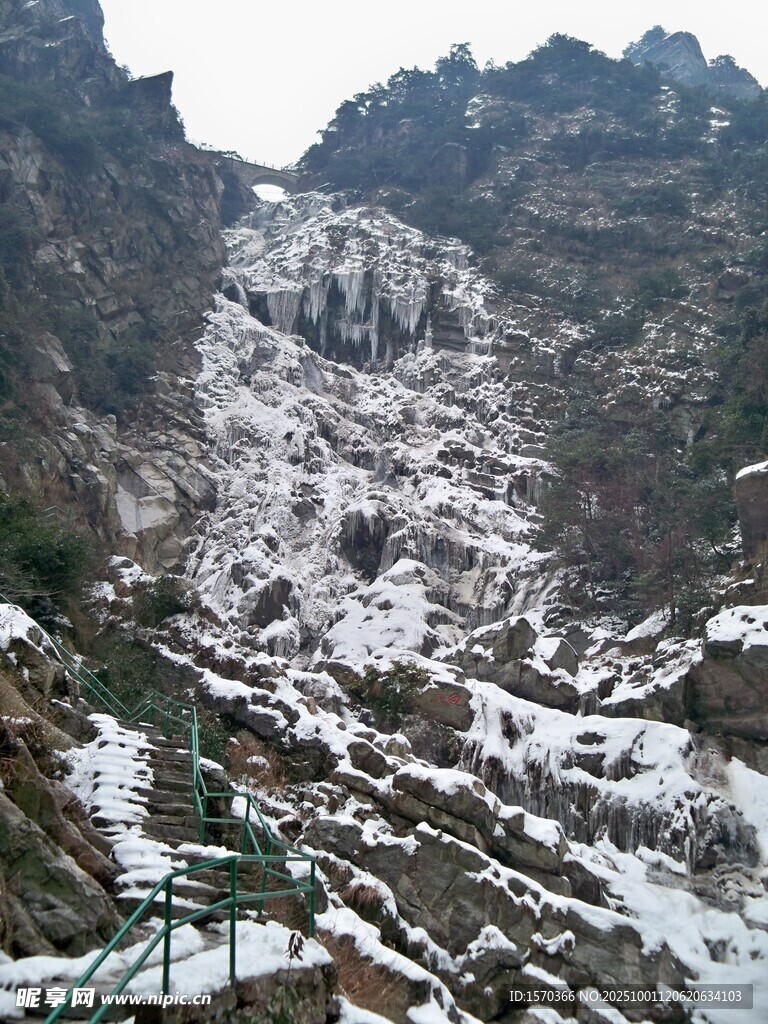 雪山下的村落景觀