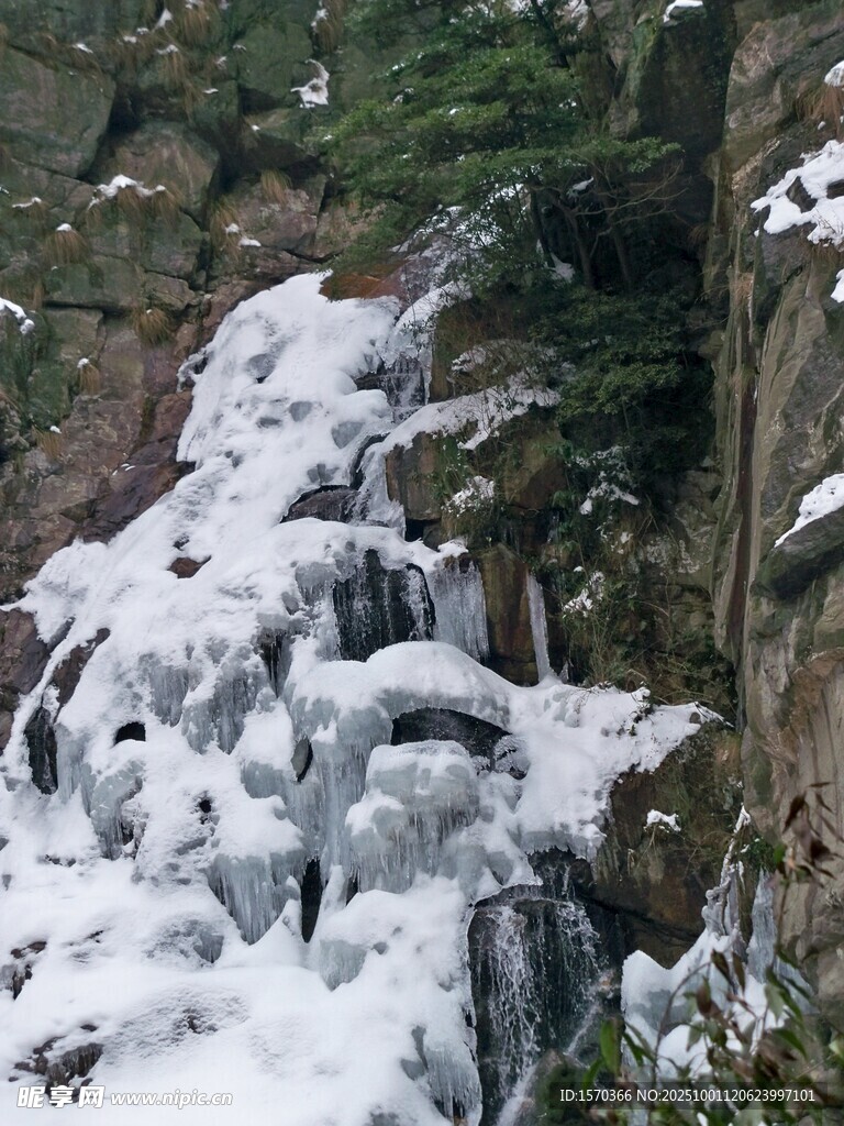 山間冰雪覆蓋的壯觀冰瀑