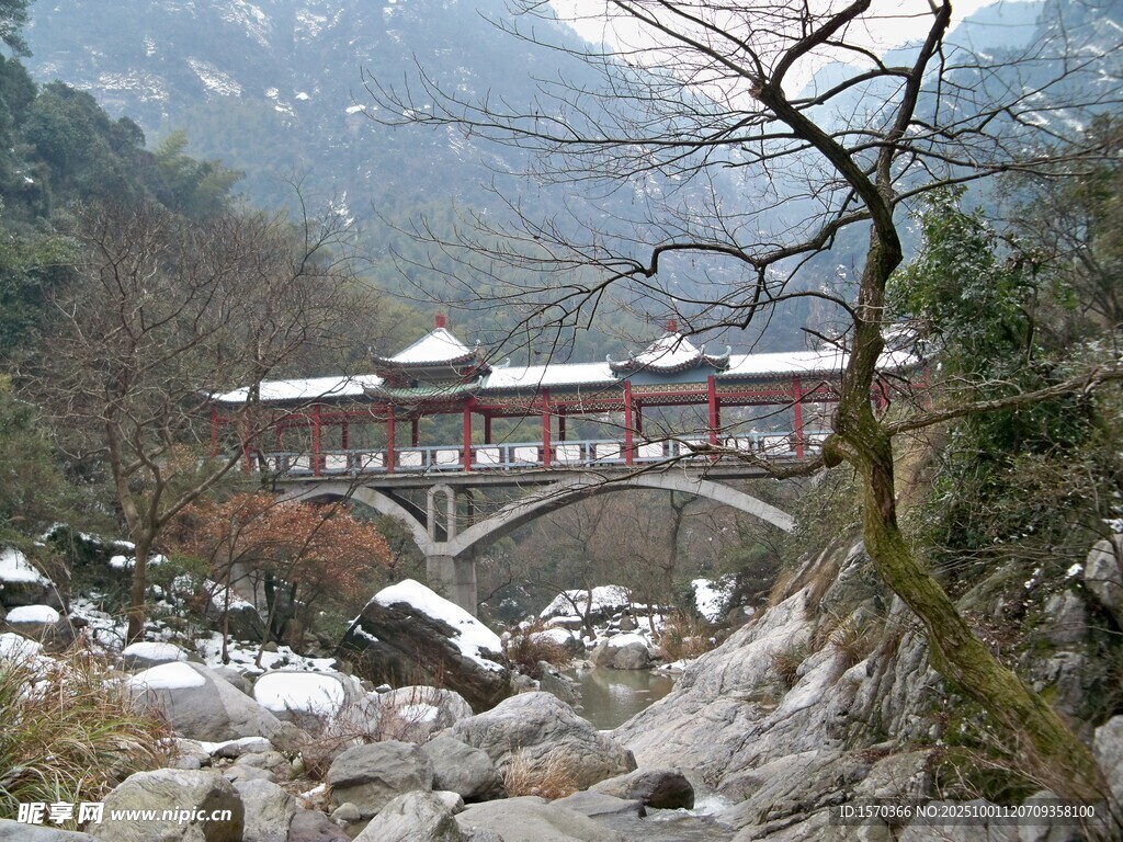 雪后山間古橋美景