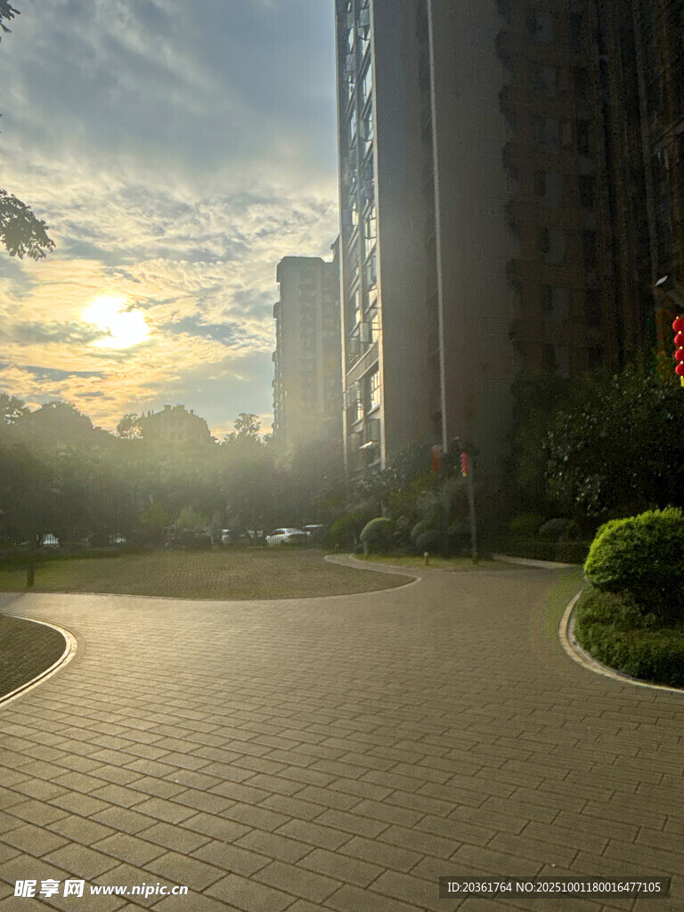 夕陽(yáng)下的城市道路景觀