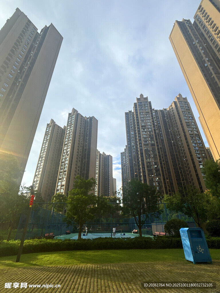 城市高樓與綠地景觀