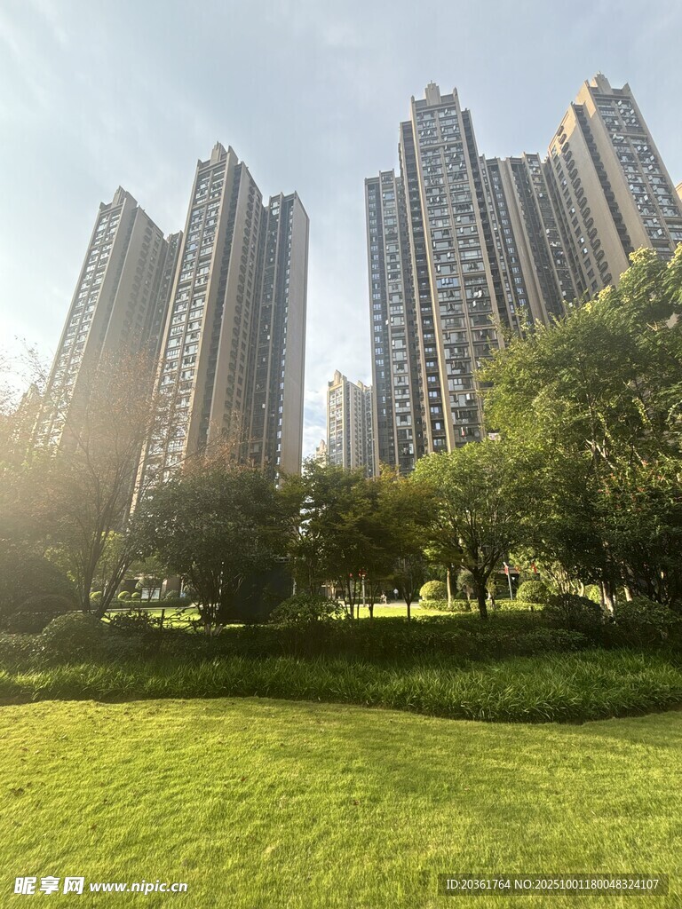 陽光照耀下的城市綠地高樓