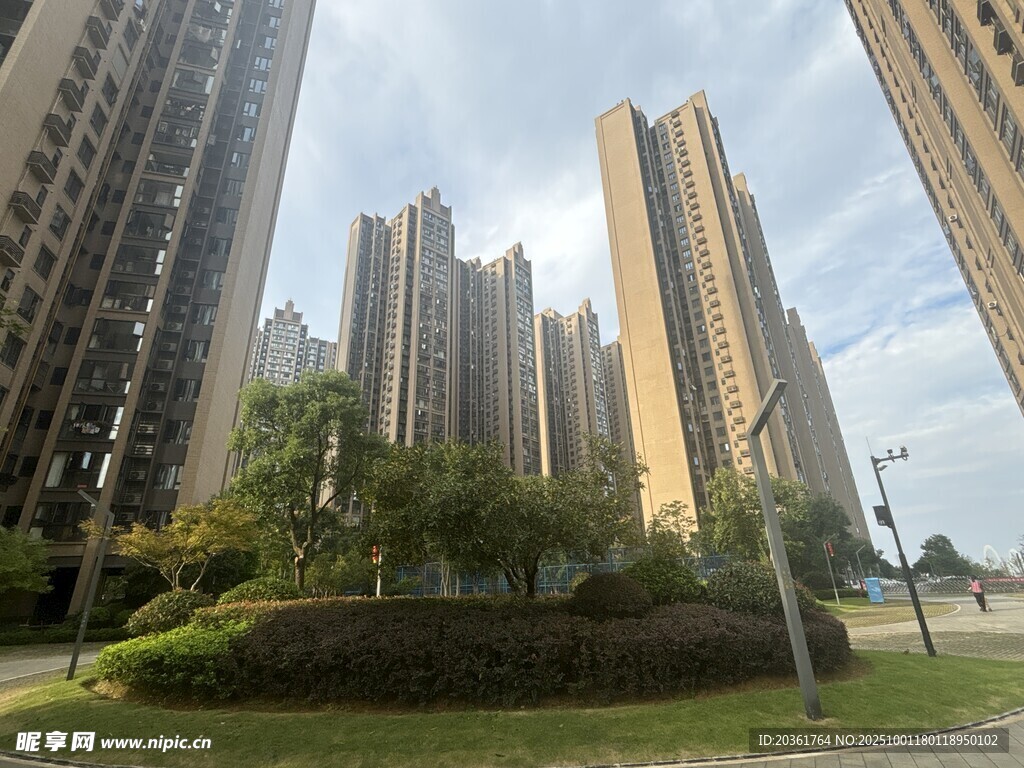 城市高樓與綠地景觀