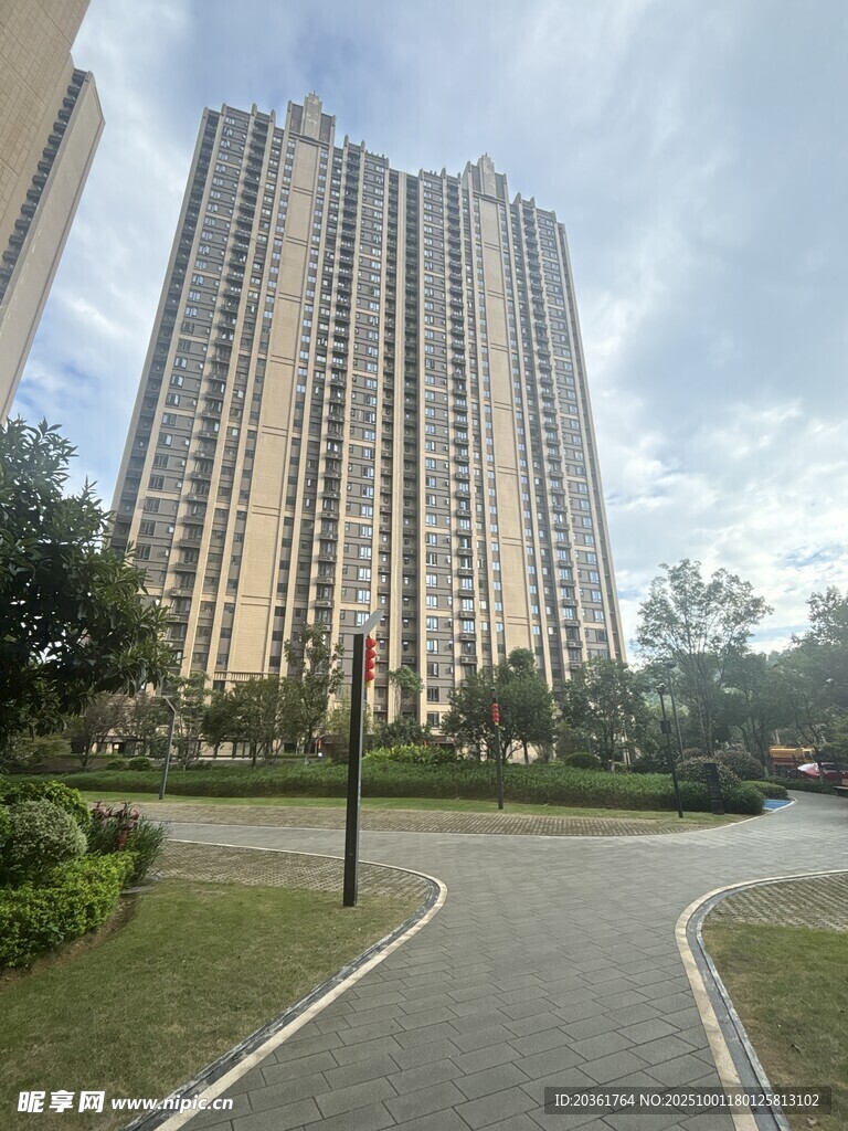 高層住宅旁的寧?kù)o小路