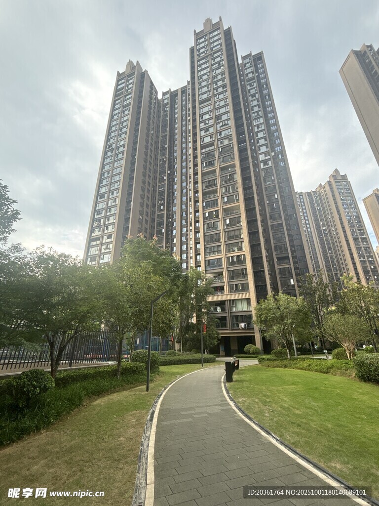 城市中高樓旁的綠化小徑