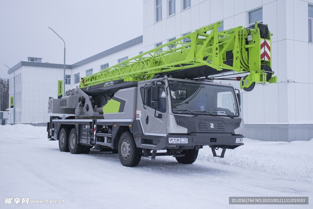 雪地中的綠色起重作業(yè)車