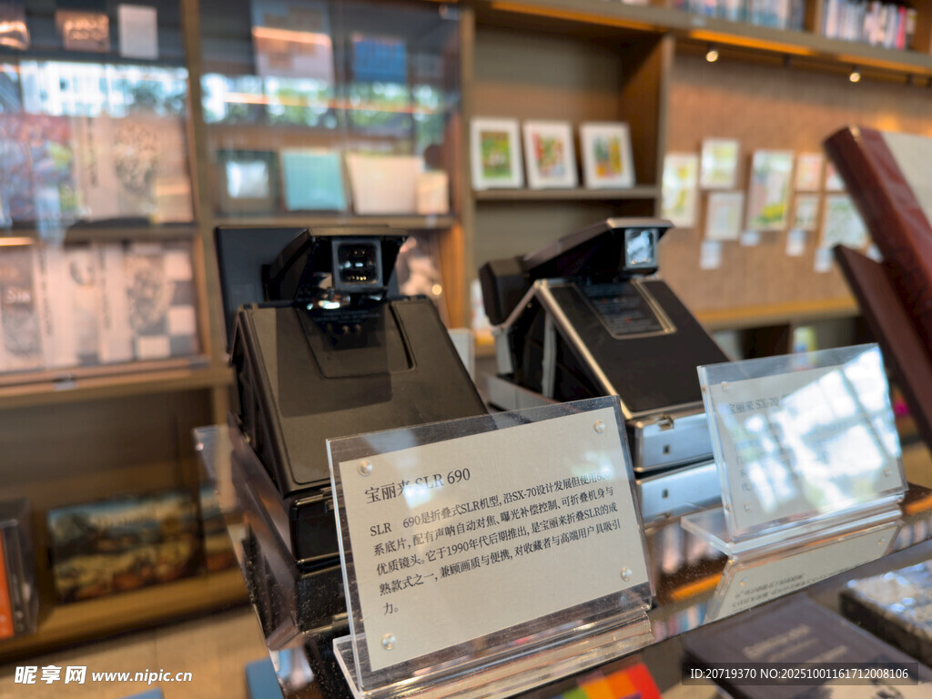 書(shū)店里的復(fù)古相機(jī)