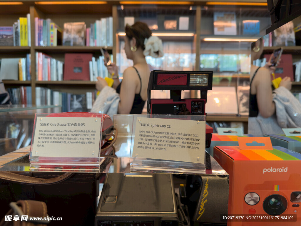 書店內的閱讀與休閑場景