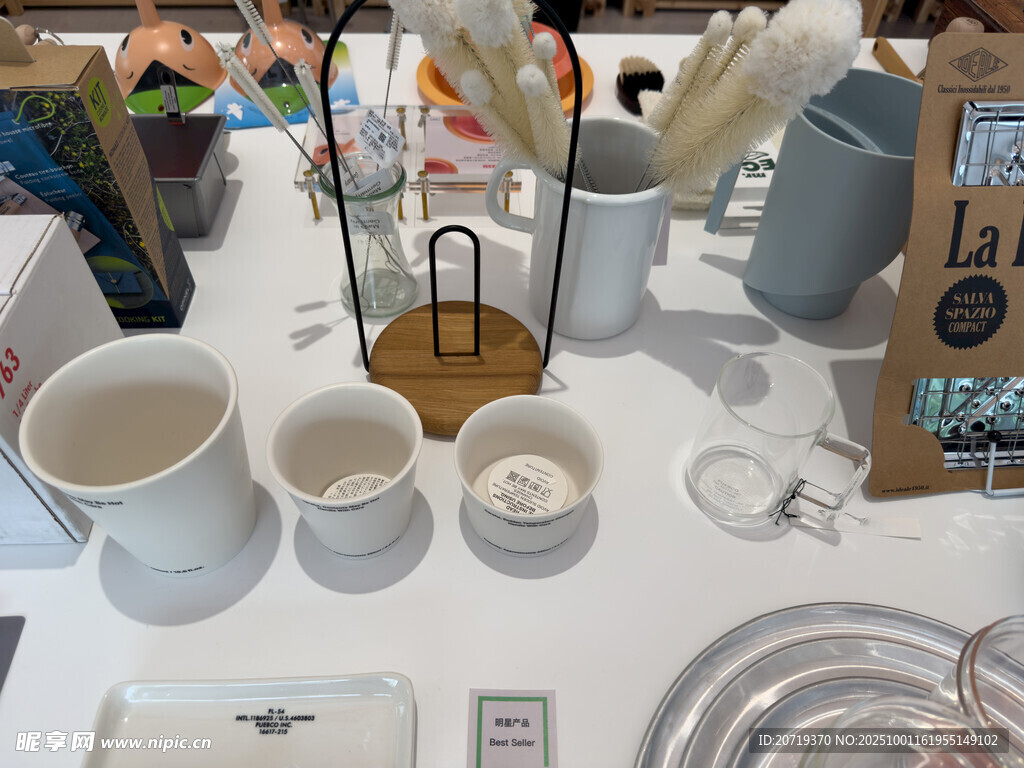 簡(jiǎn)約風(fēng)陶瓷杯等家居用品展示