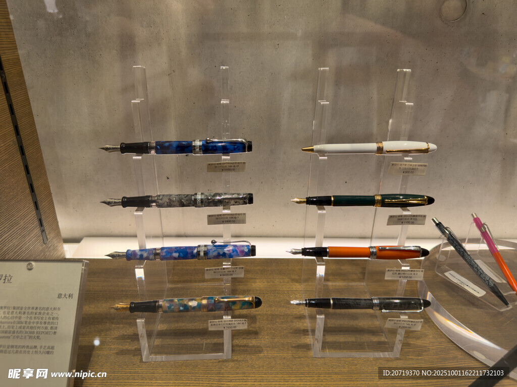 展示架上的多彩鋼筆