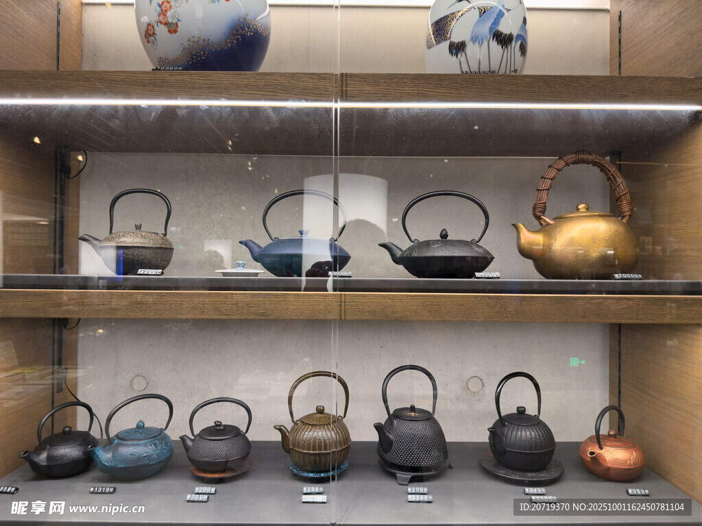 各式精美茶壺陳列展示
