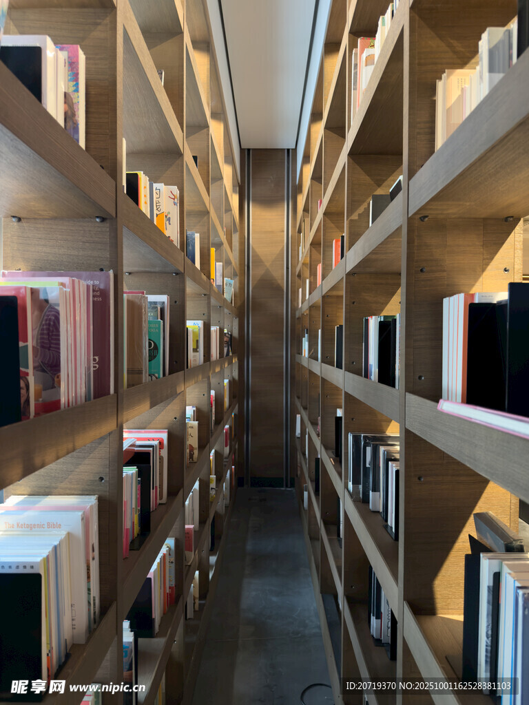 圖書館內(nèi)整齊的書架陳列