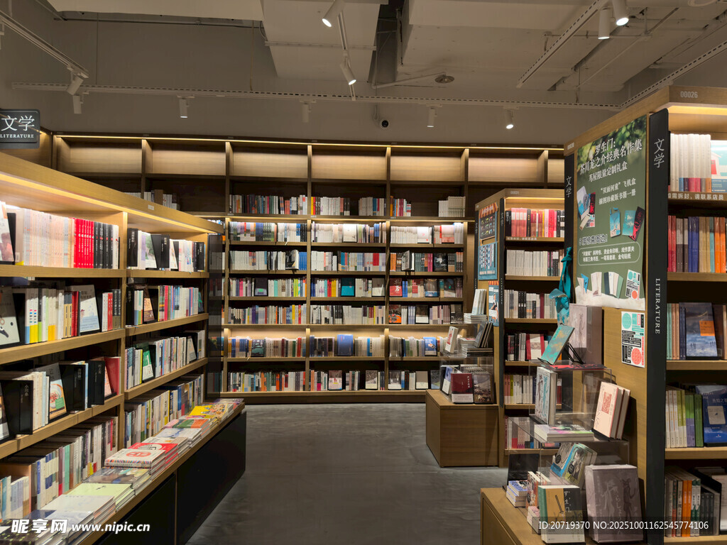 溫馨書店內(nèi)的豐富書籍陳列