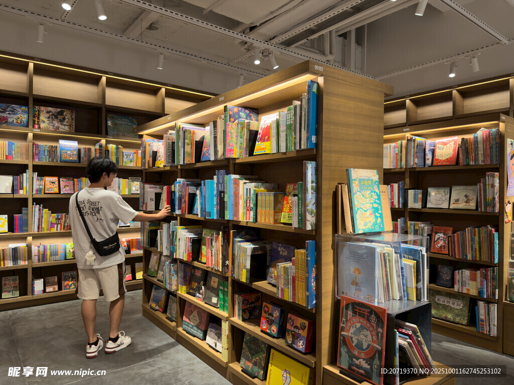 書店內顧客專注挑選書籍
