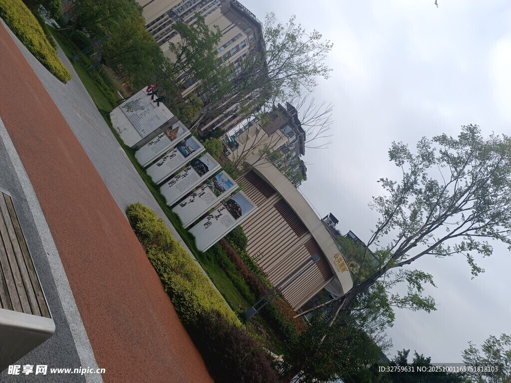 小區(qū)景觀中的綠植與建筑