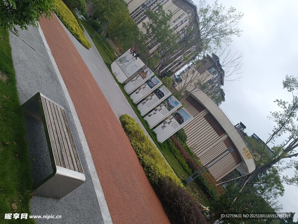 小區(qū)內的景觀步道