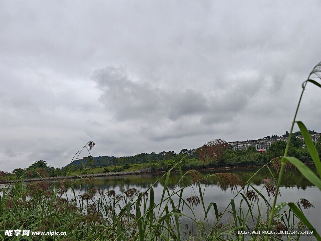 陰天湖畔風(fēng)景