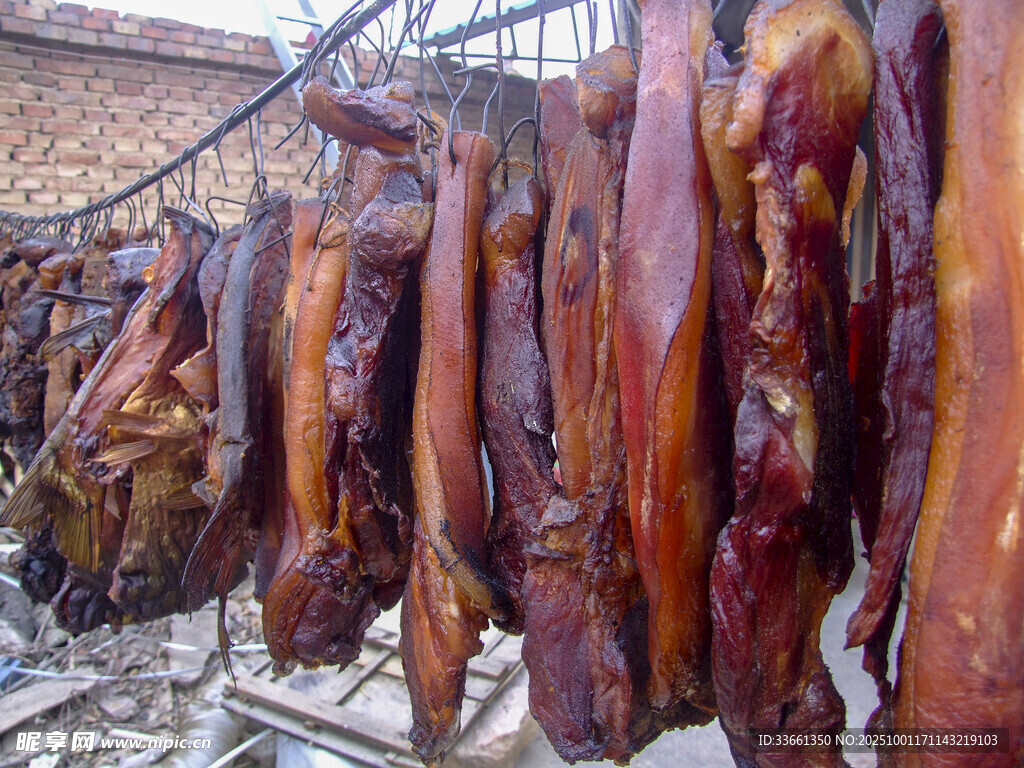 冬日屋檐下懸掛的臘肉