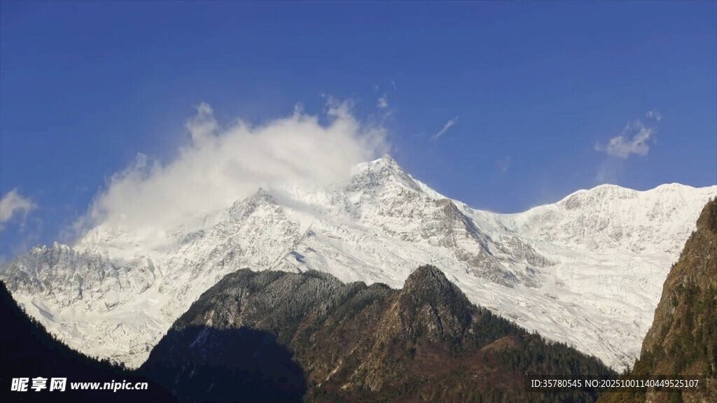 巍峨雪山壯麗景致
