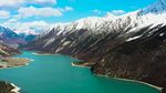壯麗高山下的碧綠湖泊