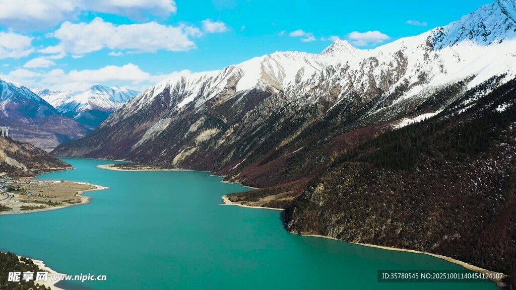 壯麗高山下的碧綠湖泊