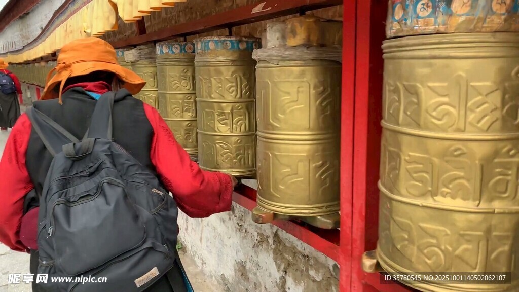 游客轉(zhuǎn)動(dòng)經(jīng)筒祈福