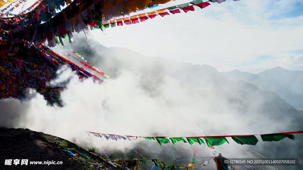 山間飄揚(yáng)的五彩經(jīng)幡