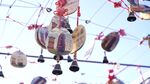 空中懸掛的多彩裝飾物件