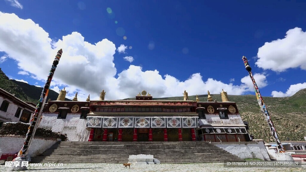 藏式建筑藍天白云下美景