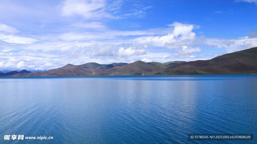 湛藍湖水與遠山相映美景