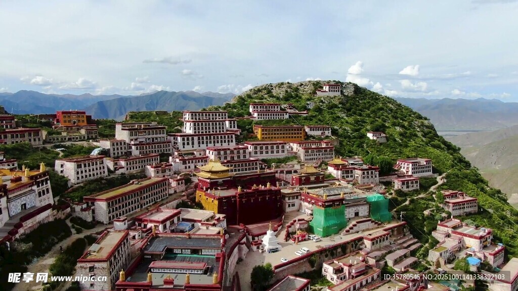俯瞰多彩山間村落景觀
