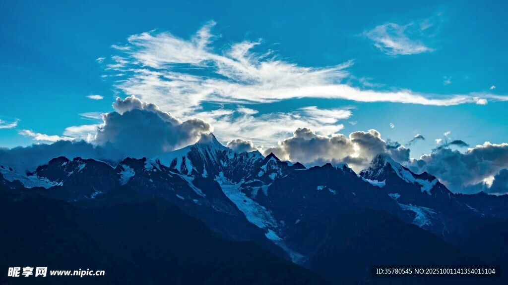 壯麗雪山與藍(lán)天美景