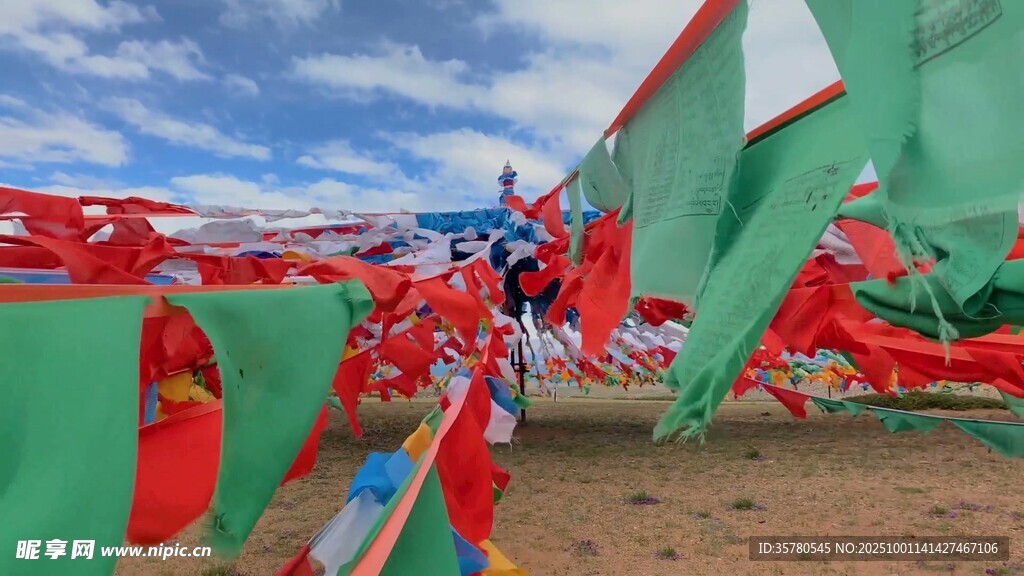 多彩經(jīng)幡飄揚(yáng)于天地間
