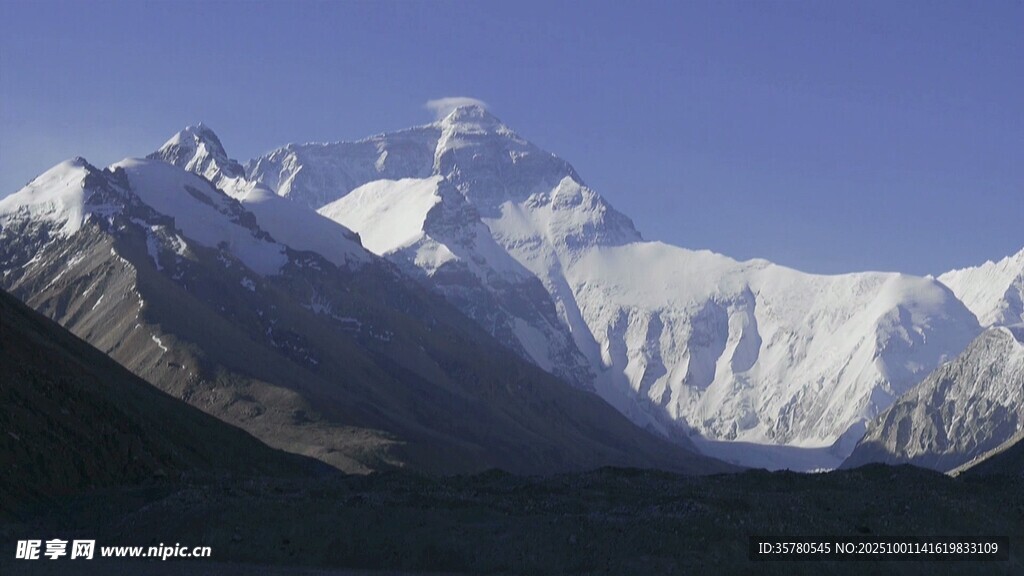 巍峨雪山壯麗景觀