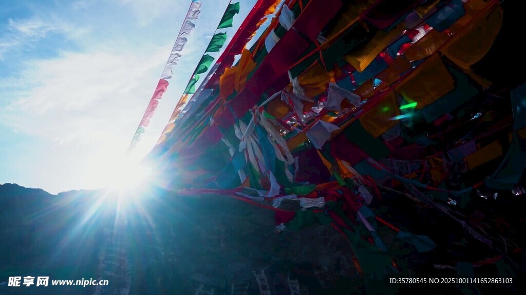 陽光下的五彩經(jīng)幡