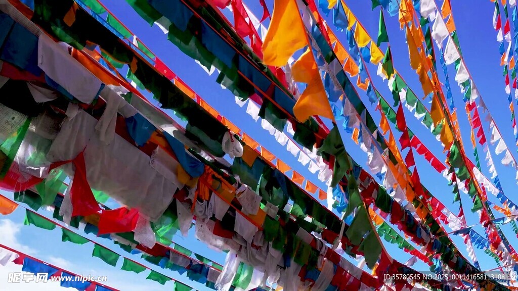 多彩經(jīng)幡裝點的藏式場景
