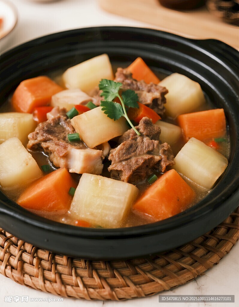 蘿卜燉牛肉砂鍋美食