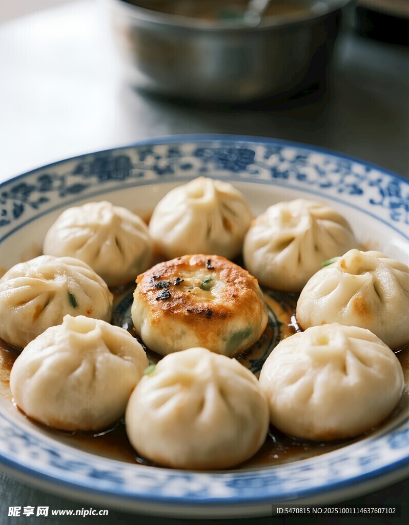 美味生煎包擺放在盤中
