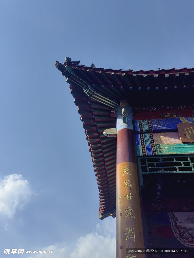 中式古建筑屋檐一角