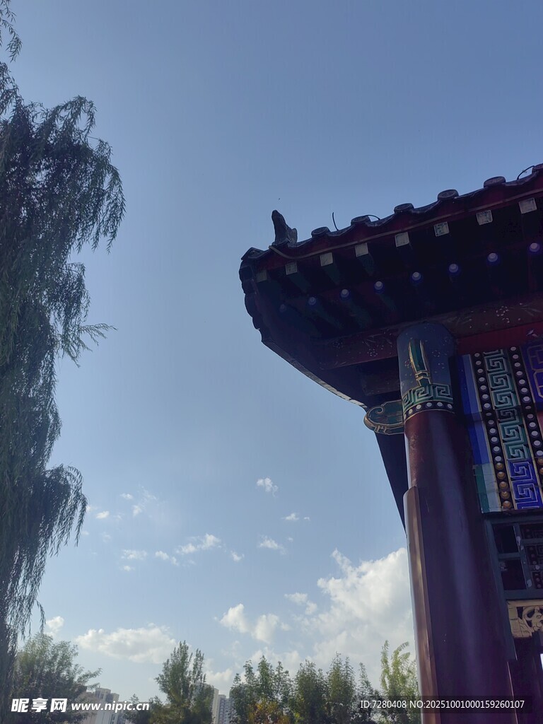中式屋檐與藍(lán)天綠樹