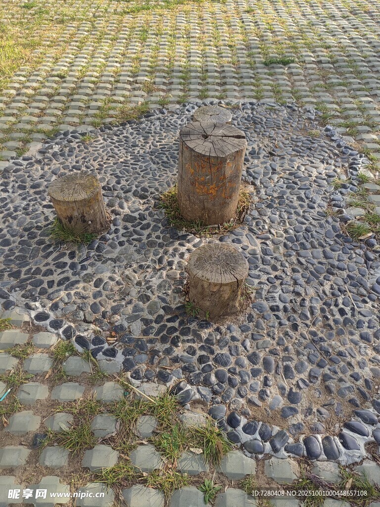 戶外石凳與碎石景觀