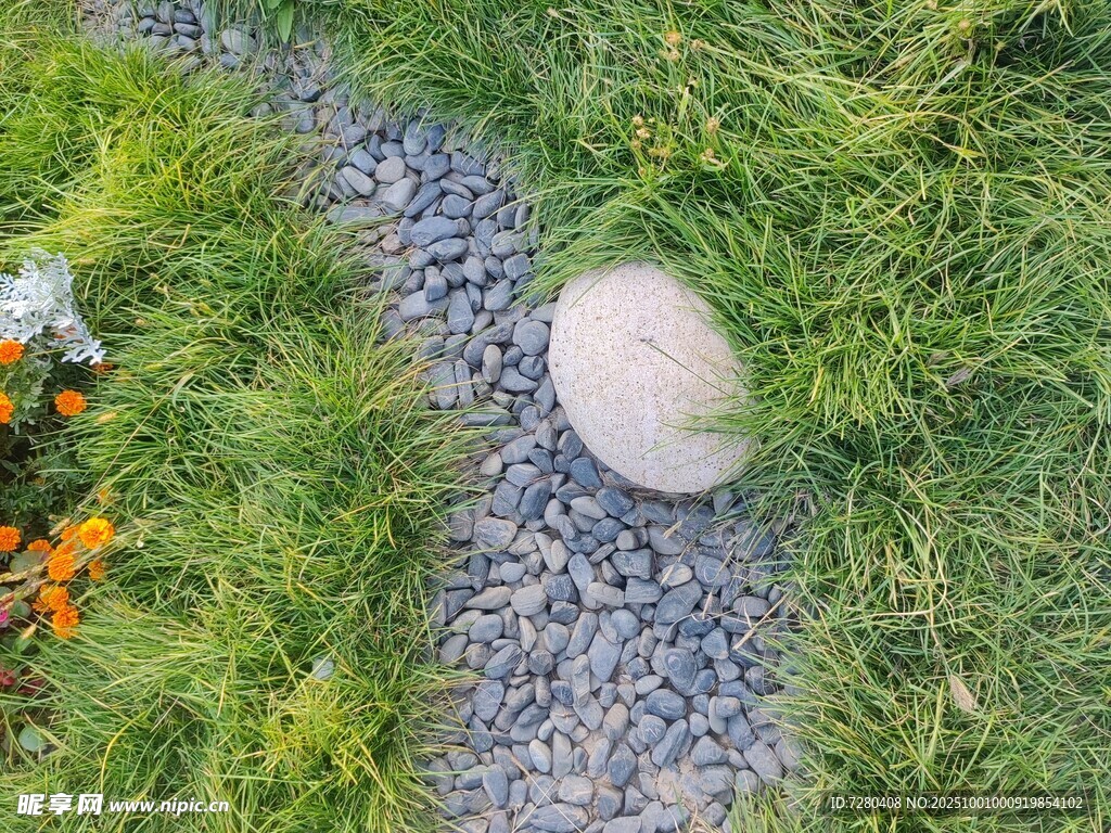 小徑旁的石球與綠植花卉