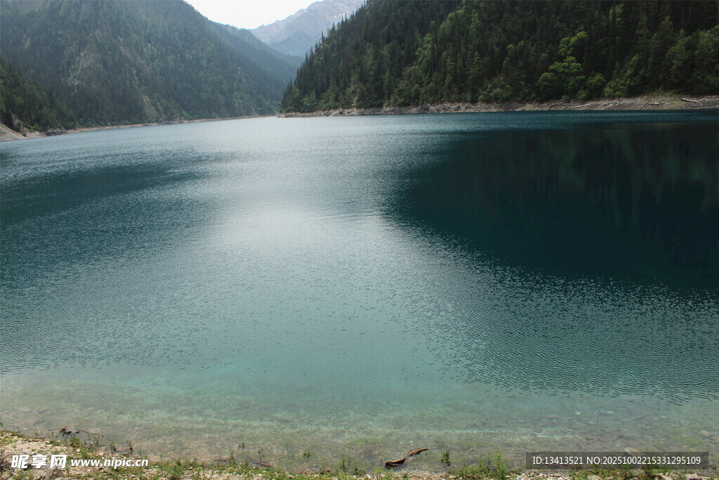 靜謐高山湖泊美景