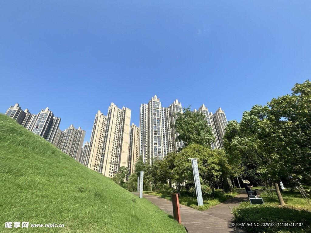 城市綠地旁的高樓景觀