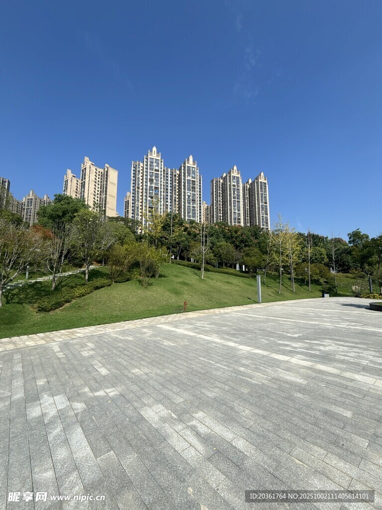 城市綠地旁的高層住宅區(qū)